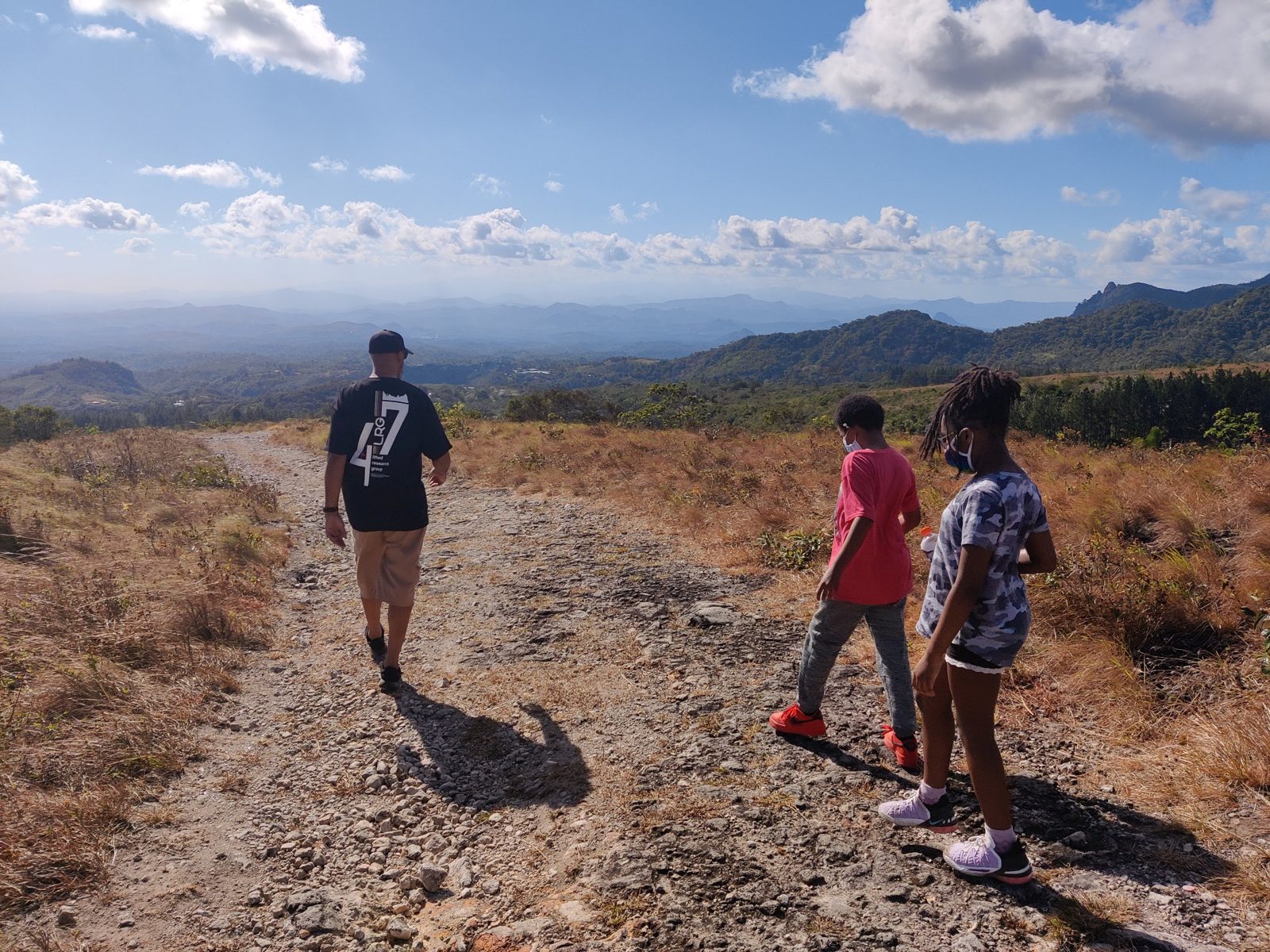 Hiking a trail in El Valle de Ant&oacute;n