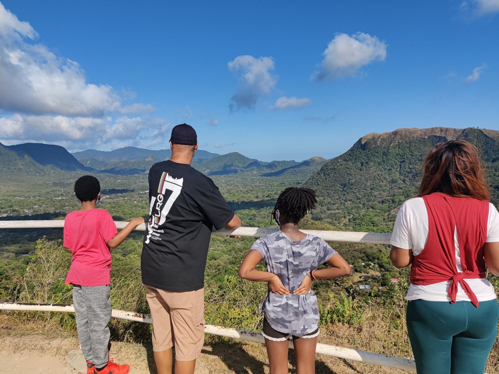 Family at a lookout over El Valle de Ant&oacute;n